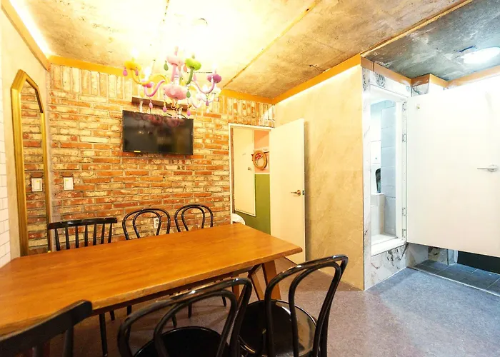 Apartment B-gu & Anne House Hongik Station *