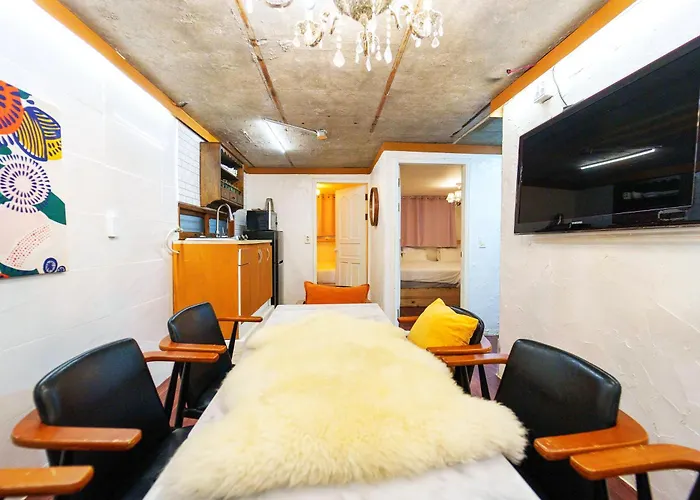 Apartment B-gu & Anne House Hongik Station